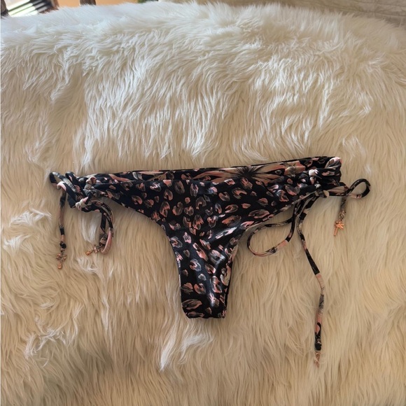 Cheeky reversible floral and animal printed bikini bottoms - Picture 6 of 6